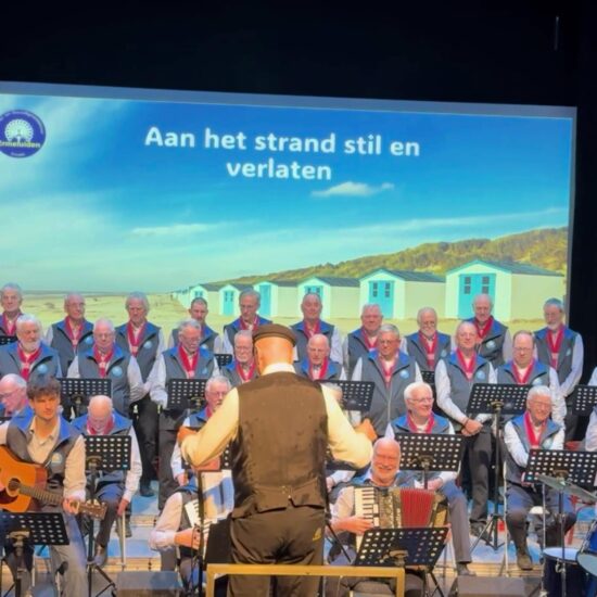 Aan het strand stil en verlaten