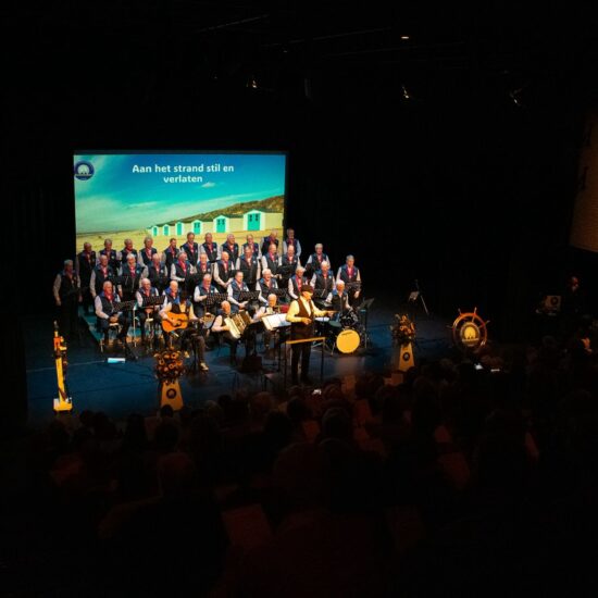 Aan het strand stil en verlaten