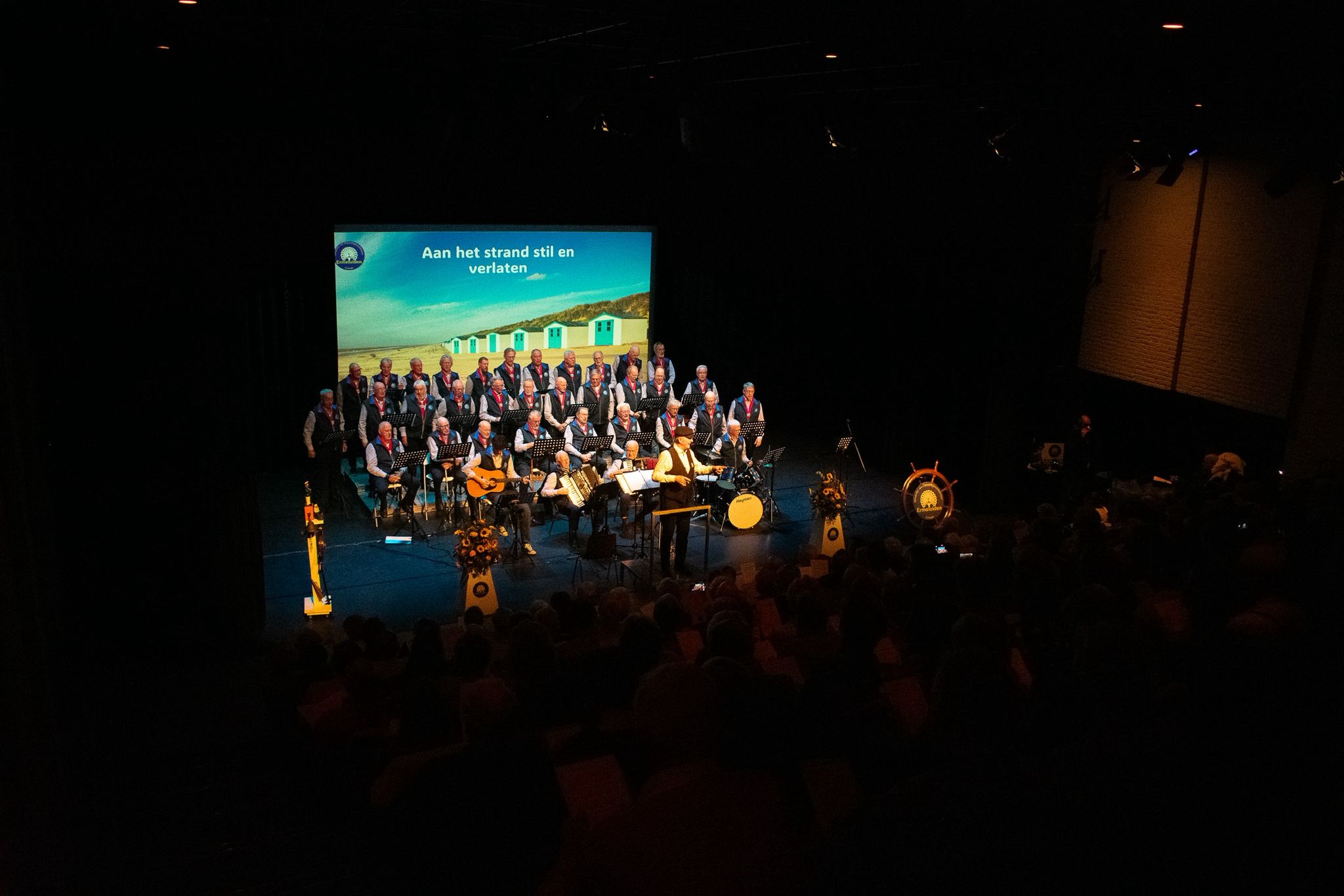 Aan het strand stil en verlaten