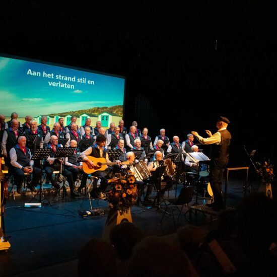 Aan het strand stil en verlaten