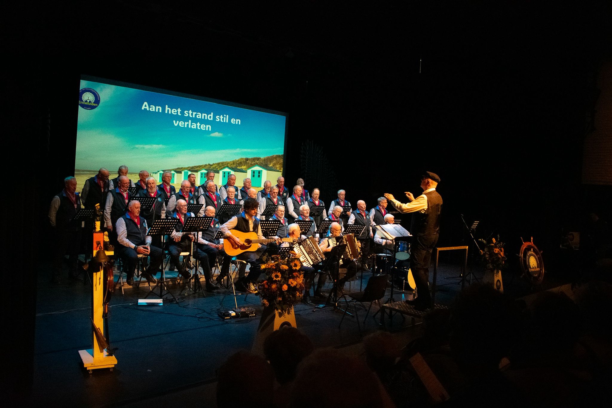 Aan het strand stil en verlaten